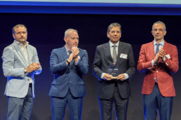 Premiazione Rinaldo Franco SpA con consegna del premio NSA Integrity Award a un dirigente sul palco durante l'evento.