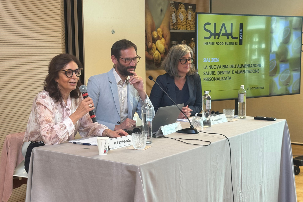 Relatori a conferenza SIAL 2026 su salute, identità e alimentazione personalizzata con schermo e logo SIAL Paris.