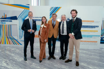 Dirigenti Sammontana e Bindi celebrano gli 80 anni di storia aziendale durante un evento istituzionale in Italia.