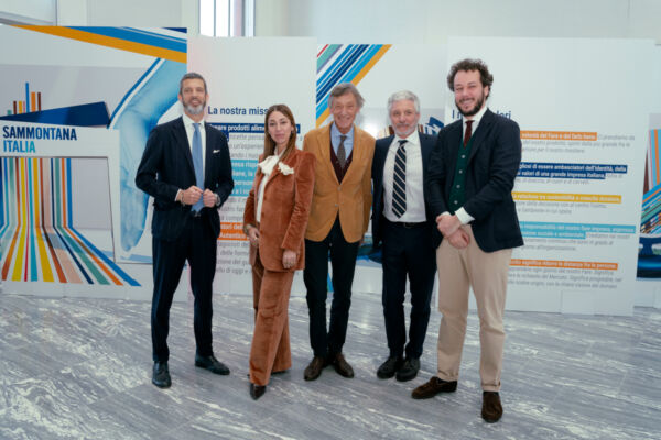 Dirigenti Sammontana e Bindi celebrano gli 80 anni di storia aziendale durante un evento istituzionale in Italia.