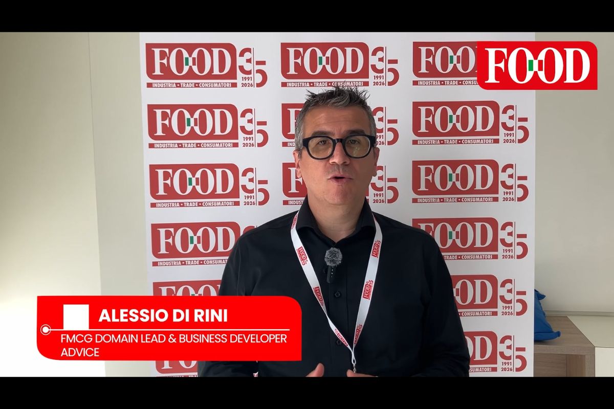 Alessio Di Rini, FMCG Domain Lead, parla di Data Strategy e aperitivo davanti al backdrop di Food per il fuori casa.