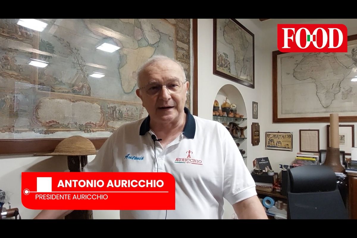 Antonio Auricchio, Presidente Auricchio, in ufficio con mappe sullo sfondo e logo Food in alto a destra.