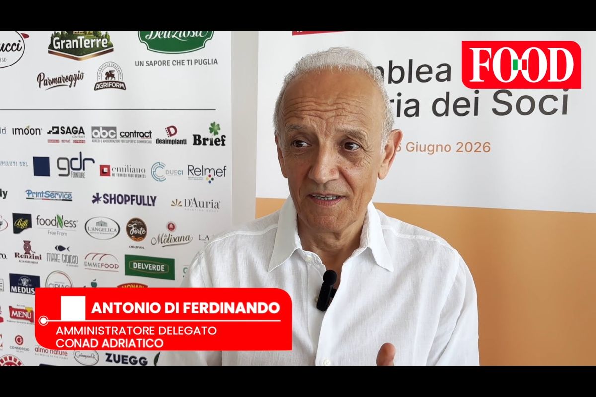Antonio Di Ferdinando, Amministratore Delegato di Conad Adriatico, durante un evento Food davanti a uno sfondo aziendale.