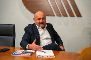 Vincenzo Cremonini in ufficio durante un'intervista per Food 35, parla della sua visione globale nel settore alimentare.