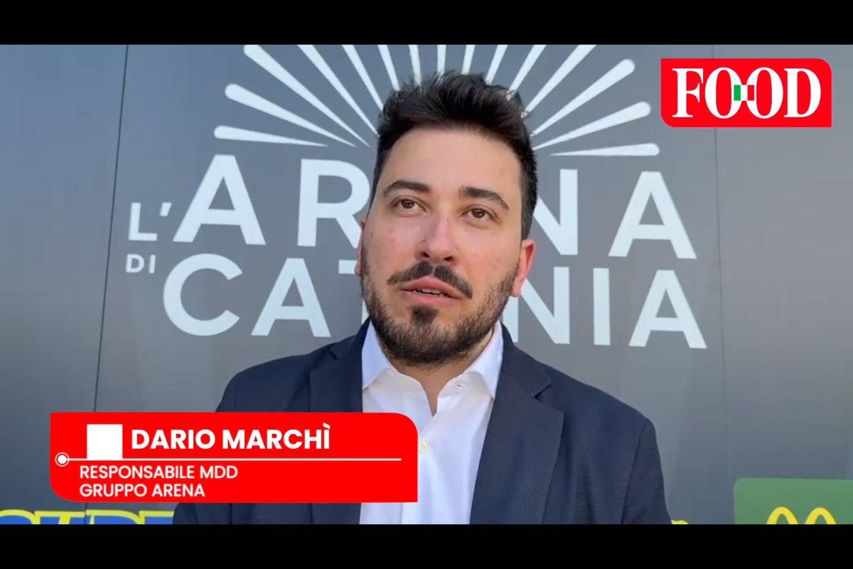 Dario Marchì, Responsabile MDD del Gruppo Arena, intervistato davanti al logo L'Arena di Catania per Food.
