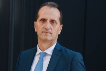 Enrico Zavaglia, nuovo presidente del Gruppo Olio da semi di ASSITOL, in giacca e cravatta su sfondo scuro.