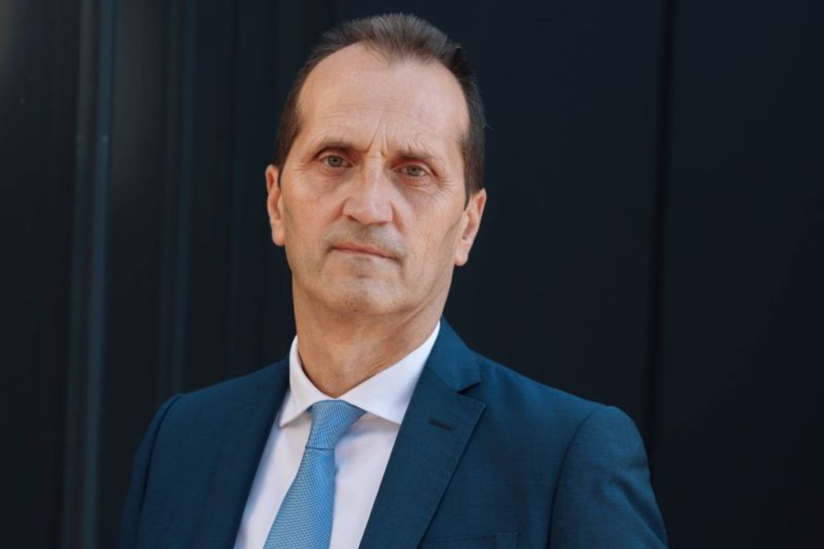 Enrico Zavaglia, nuovo presidente del Gruppo Olio da semi di ASSITOL, in giacca e cravatta su sfondo scuro.