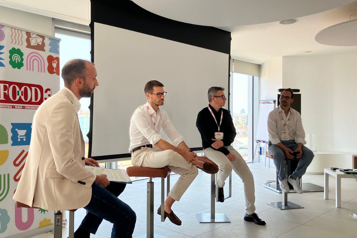 Quattro relatori in un convegno sull'evoluzione dell'aperitivo tra mixology e strategie di reparto aziendale.