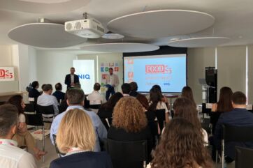 Conferenza sull'evoluzione dell'aperitivo e trend di mixology con relatori davanti a un pubblico in sala.