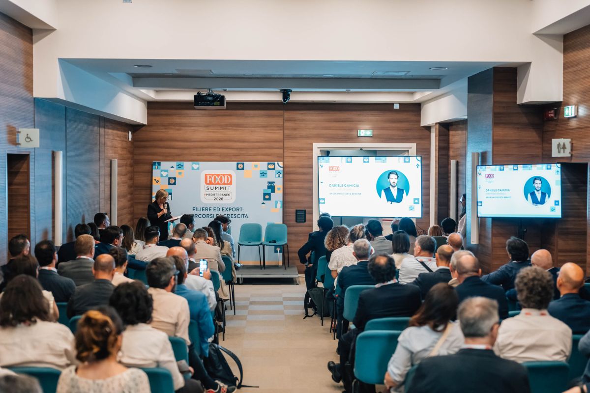 Conferenza Food Summit Mediterraneo con relatori e pubblico in sala per discutere il futuro dell'agroalimentare italiano.