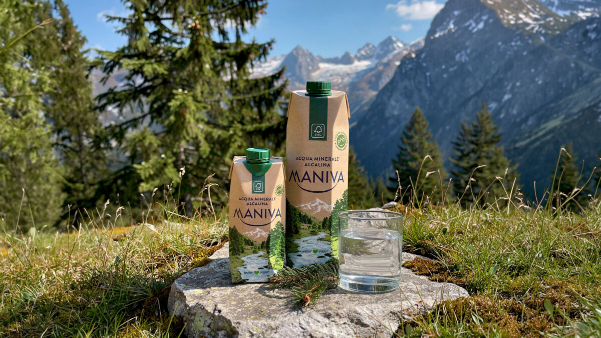 Packaging sostenibile acqua Maniva. Brick di acqua minerale alcalina in cartone con bicchiere. Innovazione e praticità.