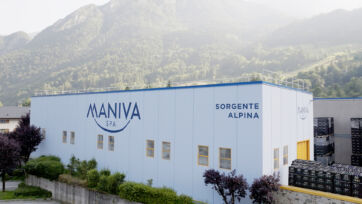 Stabilimento Maniva Spa, sorgente alpina. Packaging sostenibile e pratico per l'acqua minerale Maniva.