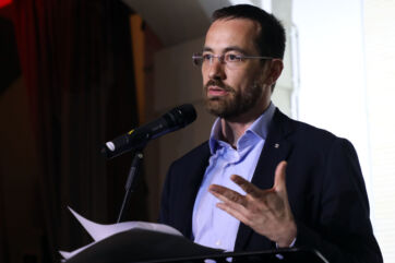 Andrea Benini, Consigliere Delegato Sostenibilità GranTerre, parla al microfono durante un evento aziendale.