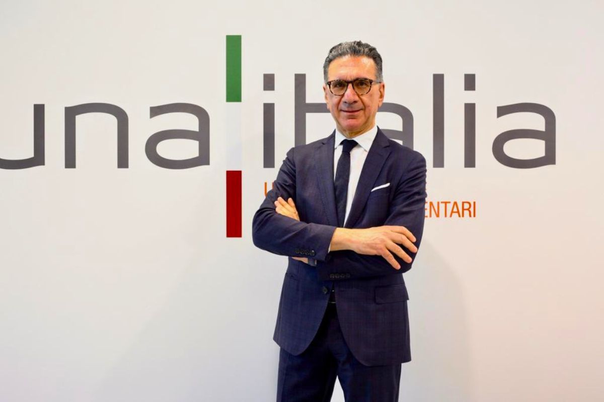 Il presidente di Unaitalia Furlaini commenta i record di consumo di carni bianche in Italia davanti al logo aziendale.