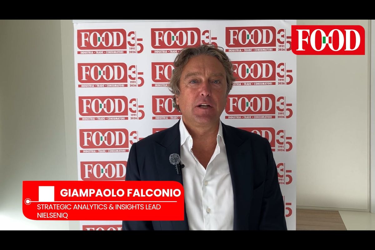 Giampaolo Falconio, Strategic Analytics & Insights Lead di NielsenIQ, davanti al backdrop del 35° anniversario di Food.