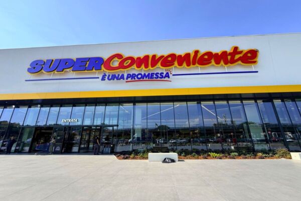 Facciata del nuovo polo commerciale green e tech Gruppo Arena a Catania con insegna SuperConveniente all'ingresso.