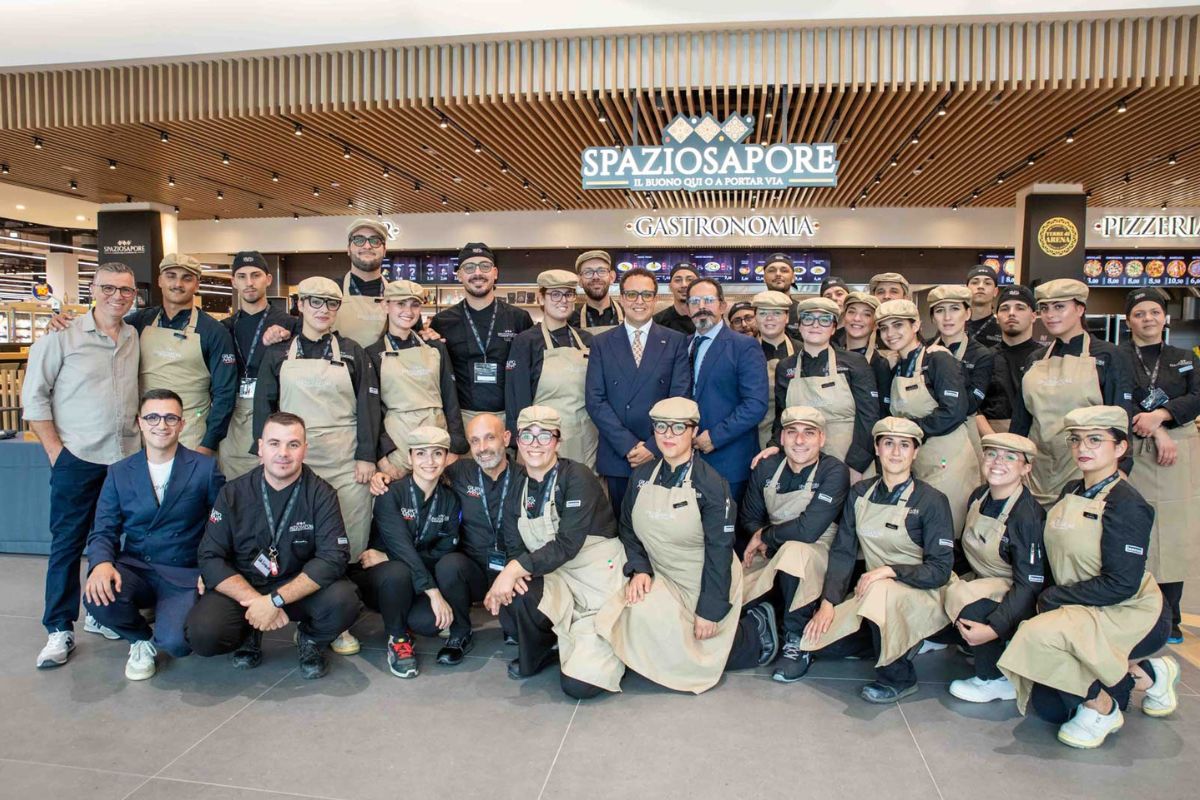 Staff e management di Spaziosapore all'Arena di Catania, hub dedicato alla food experience e alla sostenibilità.