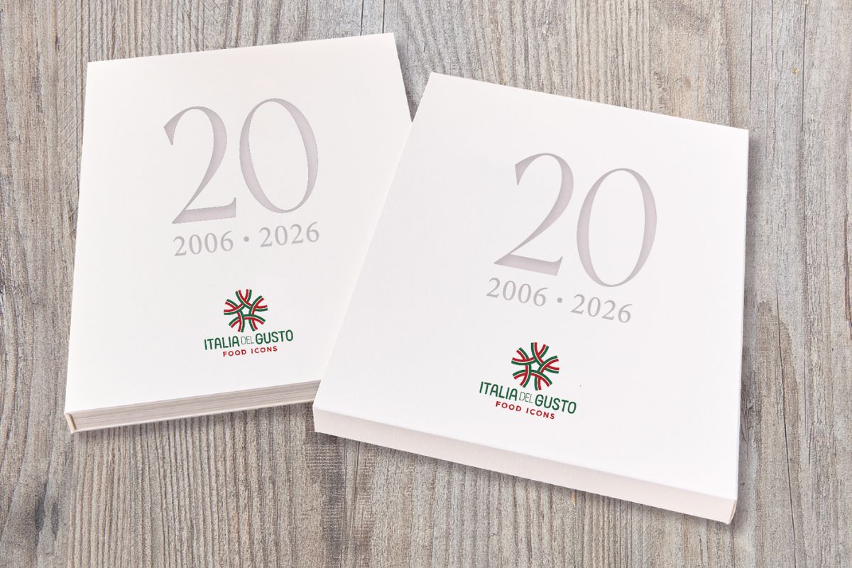 Due copie del libro celebrativo per i 20 anni di Italia del Gusto, modello di eccellenza dell'agroalimentare italiano.
