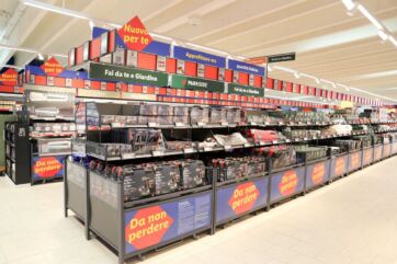 Reparto non food Lidl riorganizzato con scaffali Parkside e segnaletica I tuoi mondi Lidl per il fai da te e giardino.