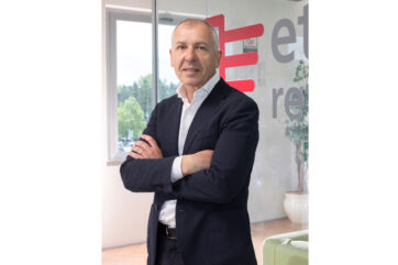 Lorenzo Seccafien, nuovo Direttore generale di Etruria Retail, in giacca e camicia in ufficio con braccia conserte.