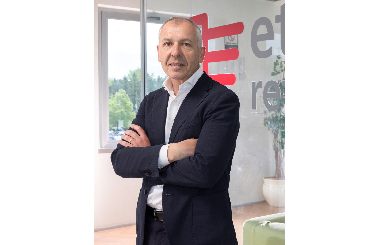 Lorenzo Seccafien, nuovo Direttore generale di Etruria Retail, in giacca e camicia in ufficio con braccia conserte.