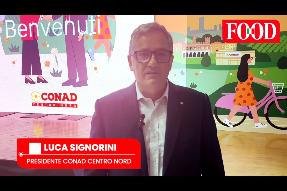 Luca Signorini, Presidente di Conad Centro Nord, durante un evento aziendale con sfondo grafico e logo Conad.