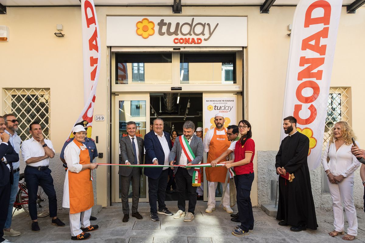 Inaugurazione del nuovo punto vendita TuDay Conad a Lucca con taglio del nastro e autorità locali presenti.