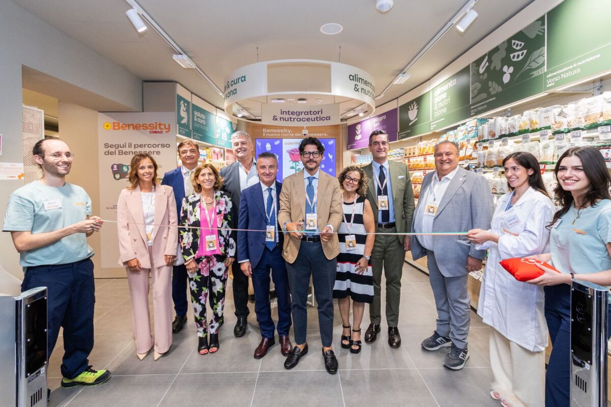 Taglio del nastro per l'inaugurazione del nuovo format retail Benessity di Conad dedicato alla salute e al benessere.