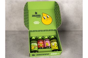 Confezione regalo verde del nuovo brand Drippo di Farchioni con quattro bottiglie di condimenti e grafica a goccia. Da Farchioni Olii
