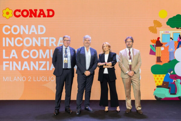 Management Conad all'evento finanziario per presentare il piano di investimenti da 2,3 miliardi di euro.