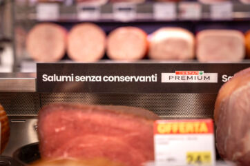 Banco frigo Despar Nord con cartello promozionale: selezione di salumi Premium senza conservanti in offerta speciale.