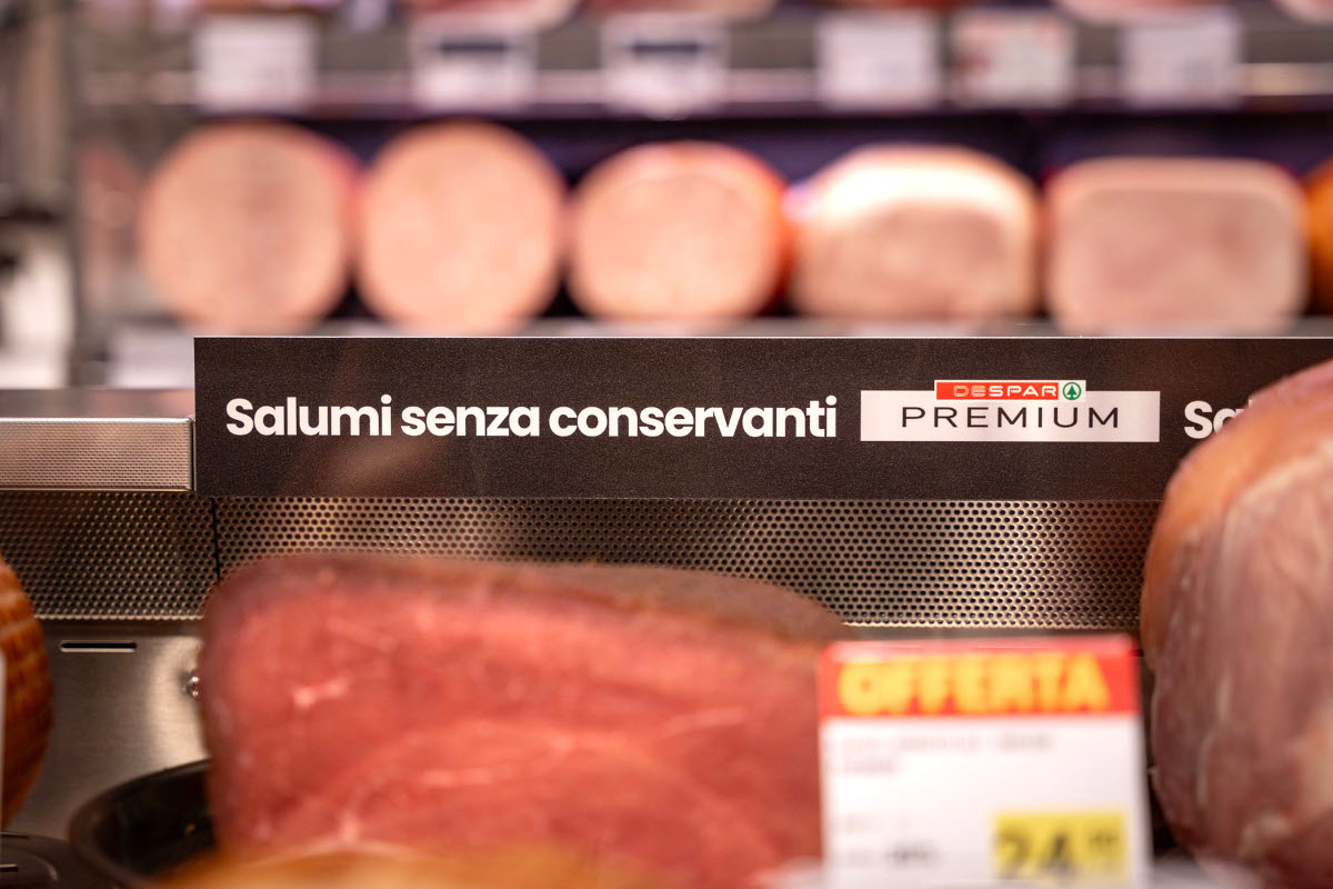 Banco frigo Despar Nord con cartello promozionale: selezione di salumi Premium senza conservanti in offerta speciale.