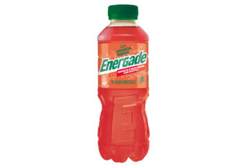 Bottiglia di bevanda sportiva Energade gusto Arancia Rossa, ideale per GDO, vending e canali fuori casa.