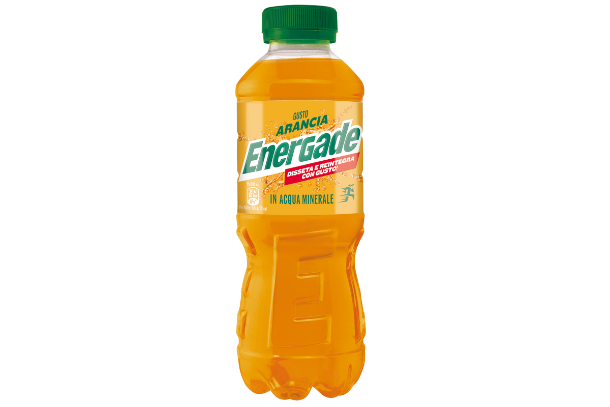 Bottiglia di bevanda sportiva Energade gusto arancia, con tappo verde, ideale per GDO, vending e consumo fuori casa.