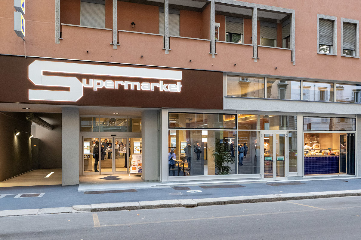 Facciata esterna del rinnovato supermercato Esselunga in viale Piave a Milano con insegna luminosa e ampie vetrate.