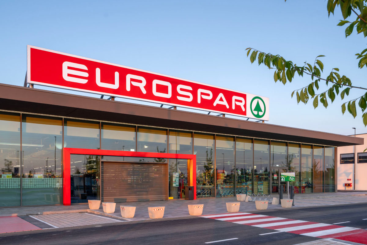 Facciata esterna di un supermercato Eurospar Despar Nord con insegna luminosa e vetrate moderne.