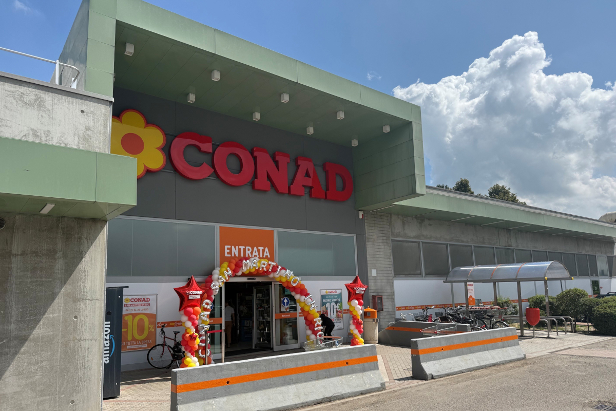 Facciata esterna del nuovo punto vendita Conad a San Martino in Rio decorato con palloncini per l'inaugurazione.