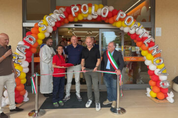 Taglio del nastro per l'inaugurazione del nuovo punto vendita Conad a San Polo d'Enza con autorità e personale.