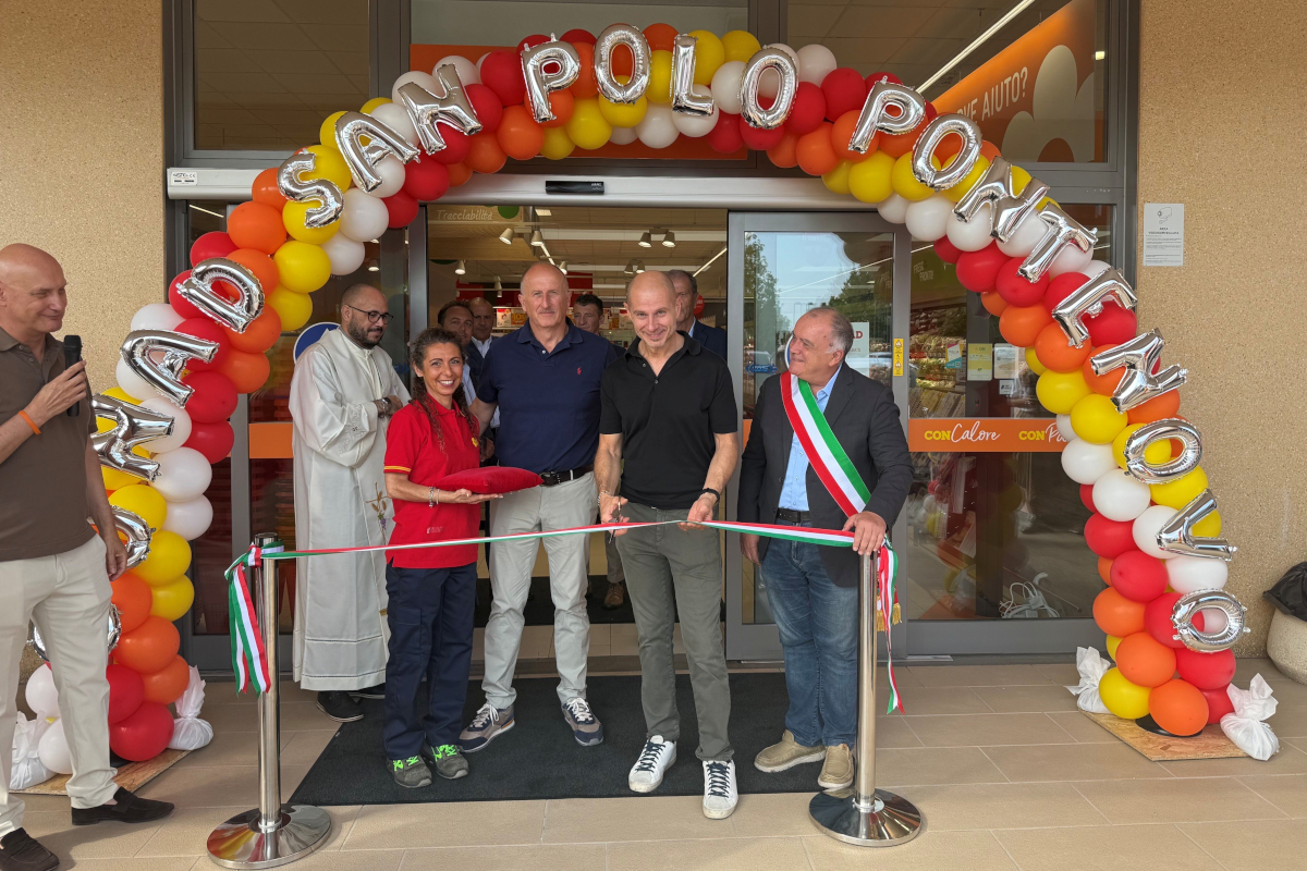 Taglio del nastro per l'inaugurazione del nuovo punto vendita Conad a San Polo d'Enza con autorità e personale.