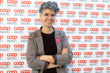 Francesca Durighel, Vicepresidente vicaria di Coop Alleanza 3.0, sorridente davanti al logo aziendale.