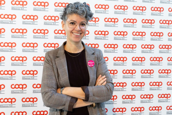 Francesca Durighel, Vicepresidente vicaria di Coop Alleanza 3.0, sorridente davanti al logo aziendale.