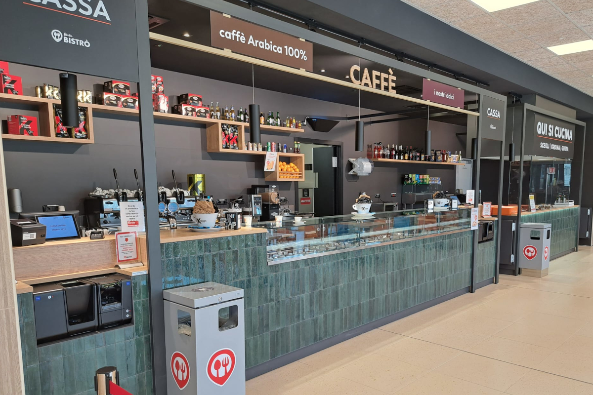 Bistrò Famila a Bari: bancone bar moderno con insegna caffè Arabica 100% e area ristoro Gruppo Megamark.