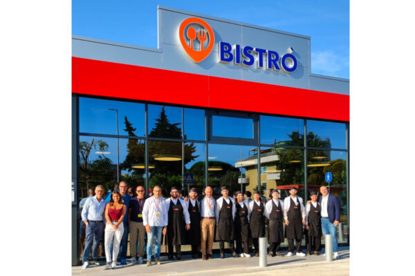 Foto di gruppo del team davanti al nuovo Bistrò Famila di Bari, punto ristoro moderno del Gruppo Megamark.