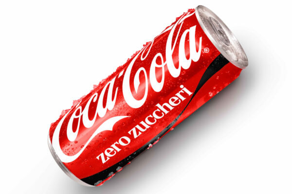 Lattina di Coca-Cola Zero Zuccheri ghiacciata con gocce di condensa, nuovo design dell'identità visiva su sfondo bianco.