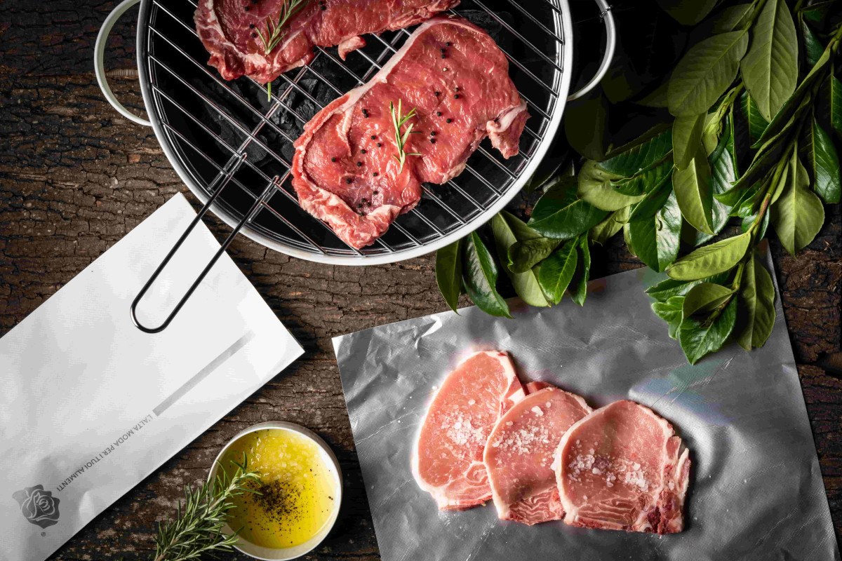 Carne cruda su griglia e incarto alimentare Ideabrill di Esseoquattro per preservare freschezza e sapore degli alimenti-food packaging-packaging alimentare