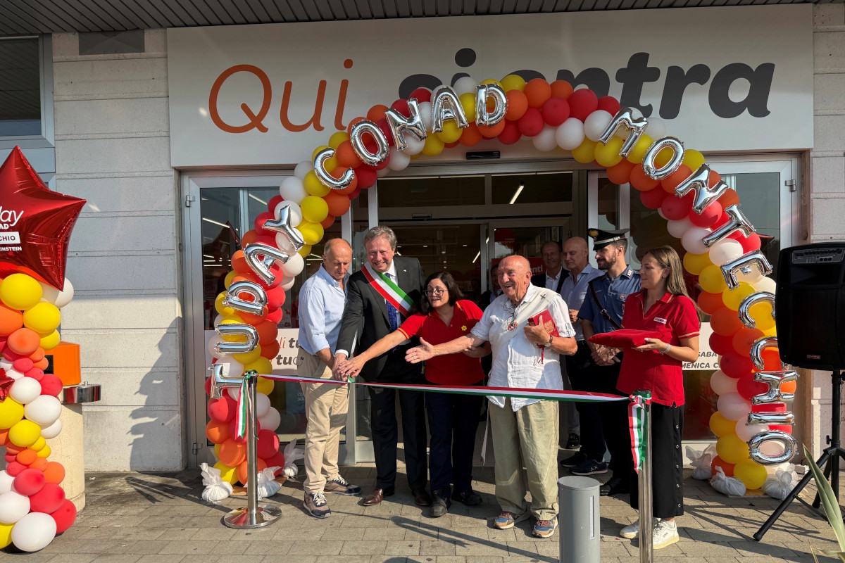 Taglio del nastro per l'inaugurazione del nuovo supermercato Tuday Conad a Montecchio Emilia con autorità locali.