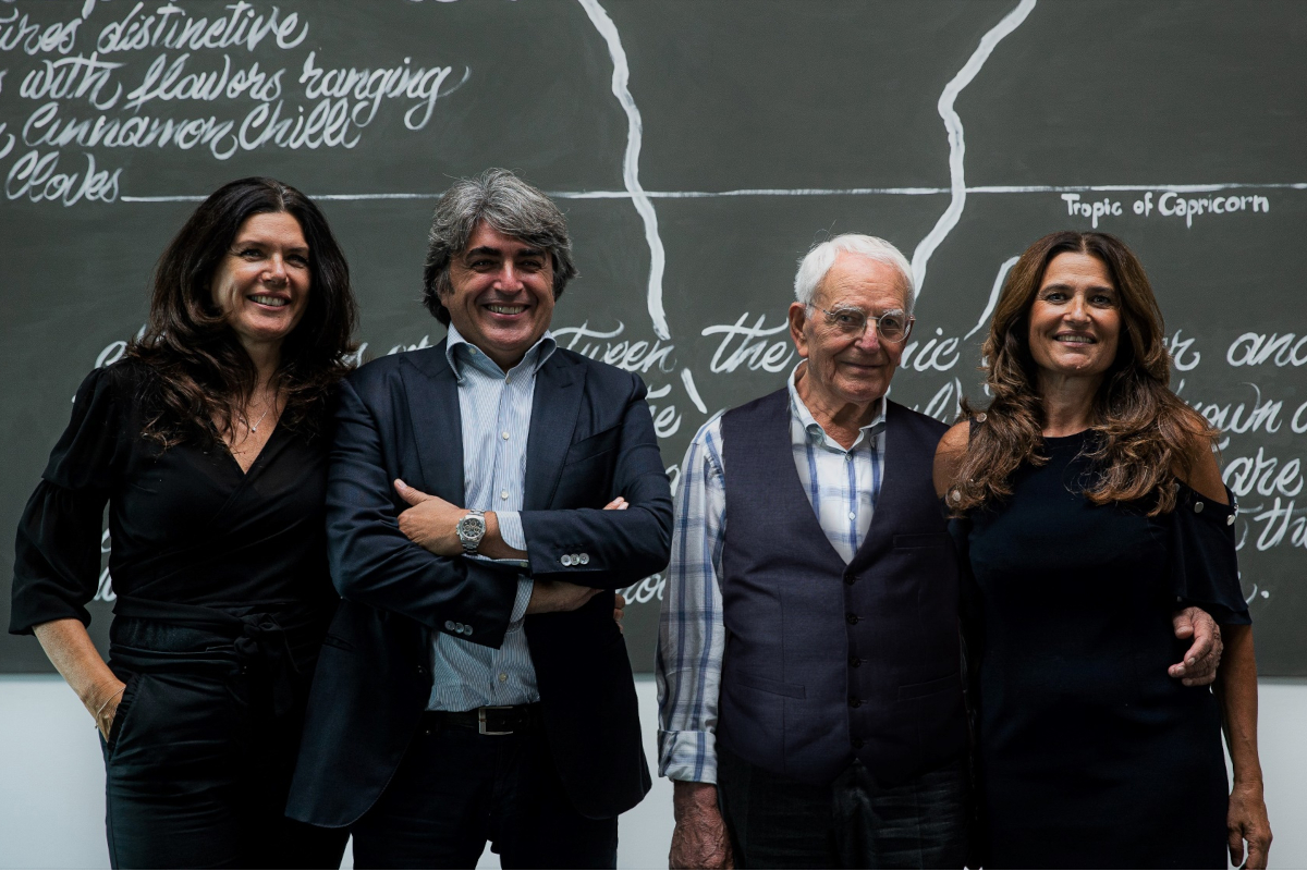 La famiglia Vitaletti di Italpepe, marchio storico di interesse nazionale, in posa davanti a una lavagna con scritte.