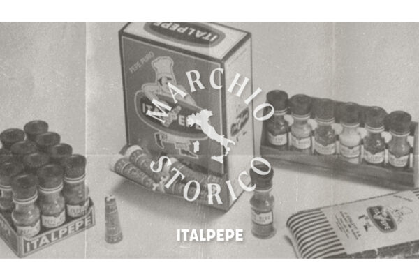 Logo Marchio Storico di interesse nazionale su confezioni vintage di spezie Italpepe in bianco e nero.