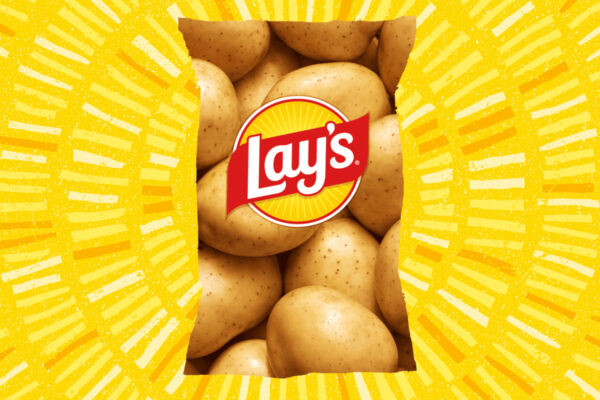 Logo Lay's su un sacchetto pieno di patate fresche intere, con sfondo giallo brillante a raggiera, stile pubblicitario.