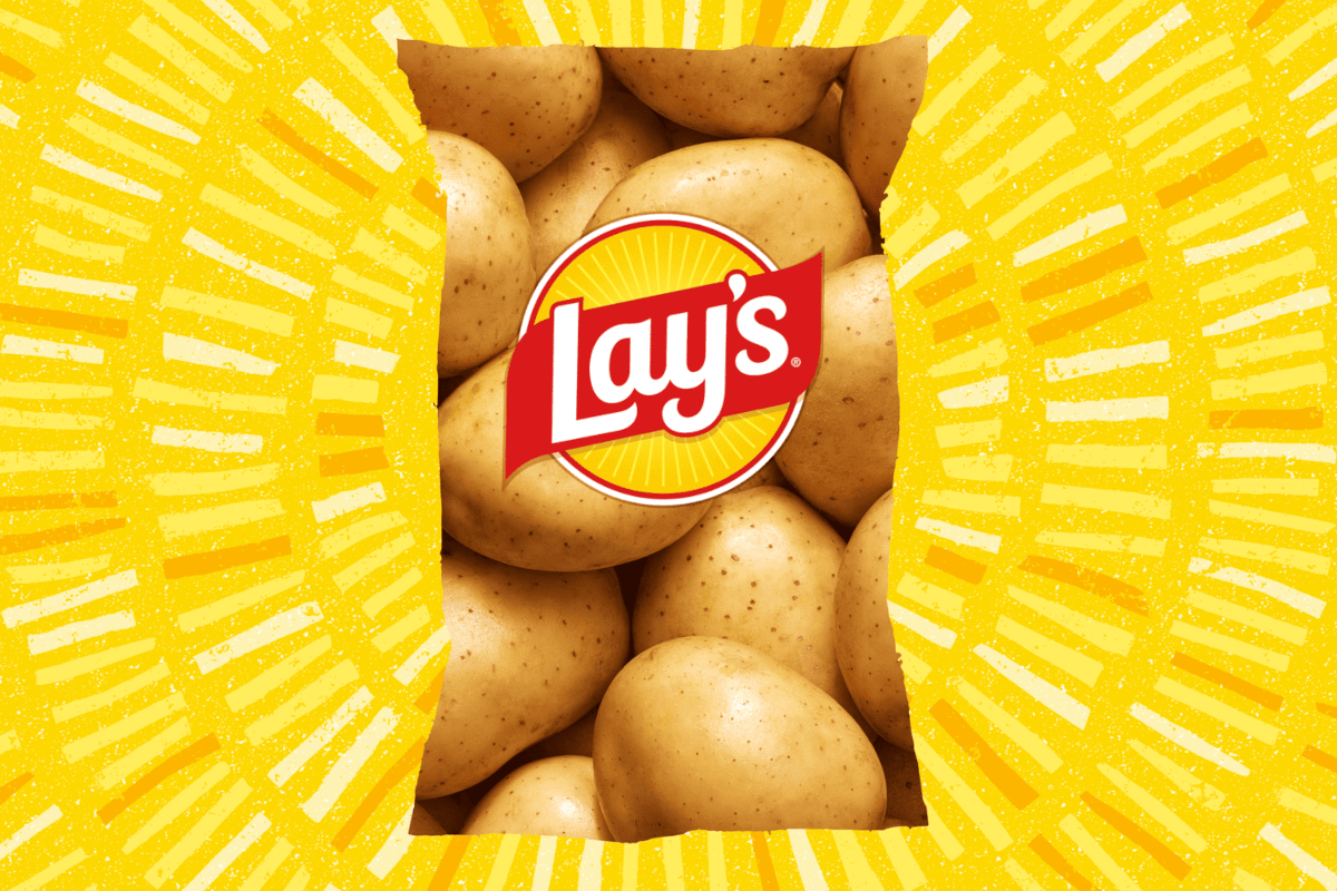 Logo Lay's su un sacchetto pieno di patate fresche intere, con sfondo giallo brillante a raggiera, stile pubblicitario.